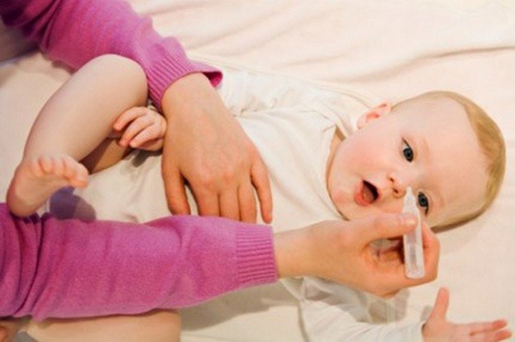 Cách nhỏ nước muối cho trẻ sơ sinh hiệu quả